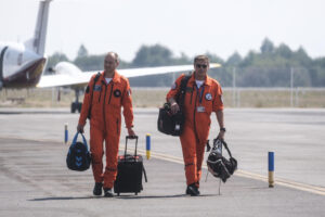 Pilotos de los dos aviones Canadair que solicitó España a la Unión Europea para la extinción de incendios que afectan al país después del aterrizaje de las citadas aeronaves este jueves en el aeródromo militar Lavacolla en Santiago de Compostela. EFE/Xurxo Martínez