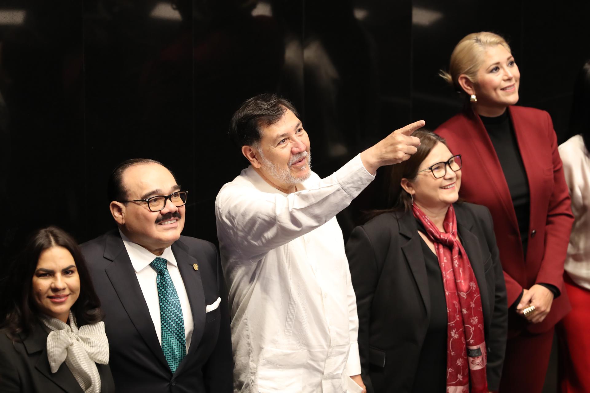 El senador Gerardo Fernández Noroña (c) participa en una sesión en el Senado de la República este viernes, en Ciudad de México (México). EFE/ Mario Guzmán