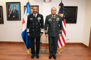 Fotografía cedida por el Ministerio de Defensa de la República Dominicana que muestra al jefe del Comando Sur de Estados Unidos, Alvin Holsey (i), posando junto al ministro de Defensa de República Dominicana, teniente general Carlos Fernández Onofrer, este viernes en Santo Domingo (República Dominicana). EFE/ Ministerio De Defensa Dominicano