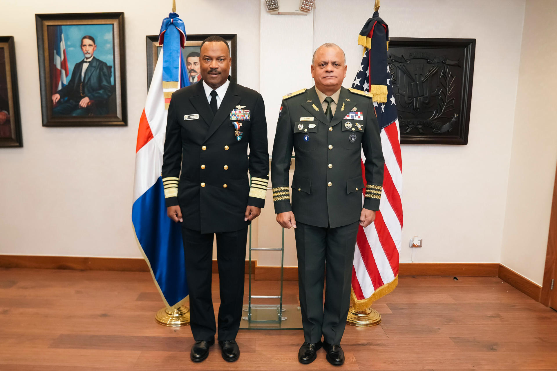 Fotografía cedida por el Ministerio de Defensa de la República Dominicana que muestra al jefe del Comando Sur de Estados Unidos, Alvin Holsey (i), posando junto al ministro de Defensa de República Dominicana, teniente general Carlos Fernández Onofrer, este viernes en Santo Domingo (República Dominicana). EFE/ Ministerio De Defensa Dominicano