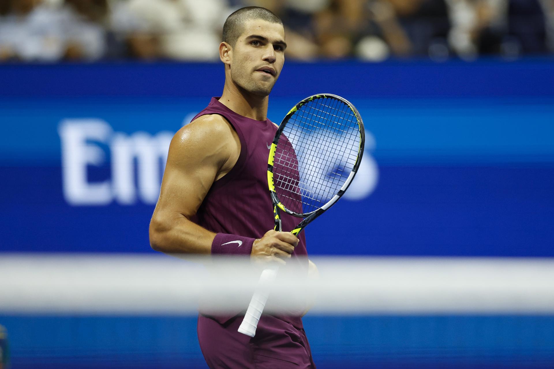Carlos Alcaraz, número 2 de mundo, pasó este miércoles por encima del italiano Mattia Bellucci (65) por 6-1, 6-0 y 6-3 en una hora y 36 minutos. y avanzó a la tercera ronda del Abierto de Estados Unidos. EFE/EPA/JOHN G. MABANGLO
