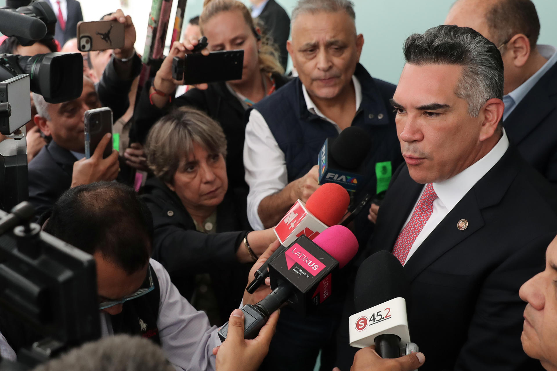 El senador Alejandro Moreno Cárdenas habla con periodistas previo a una sesión en el Senado de la República este viernes, en Ciudad de México (México). EFE/ Mario Guzmán