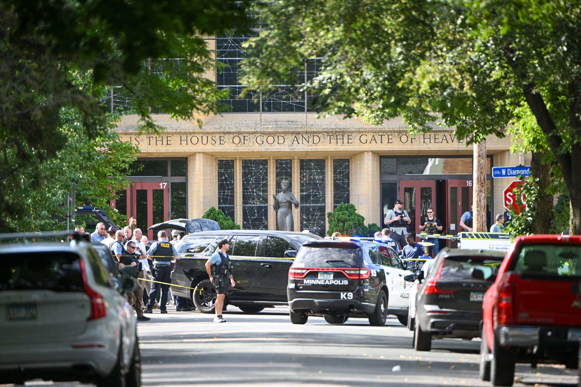 La Policía responde a un tiroteo en la Escuela Católica Annunciation en Minneapolis, Minnesota, EE. UU., el 27 de agosto de 2025. EFE/EPA/Craig Lassig