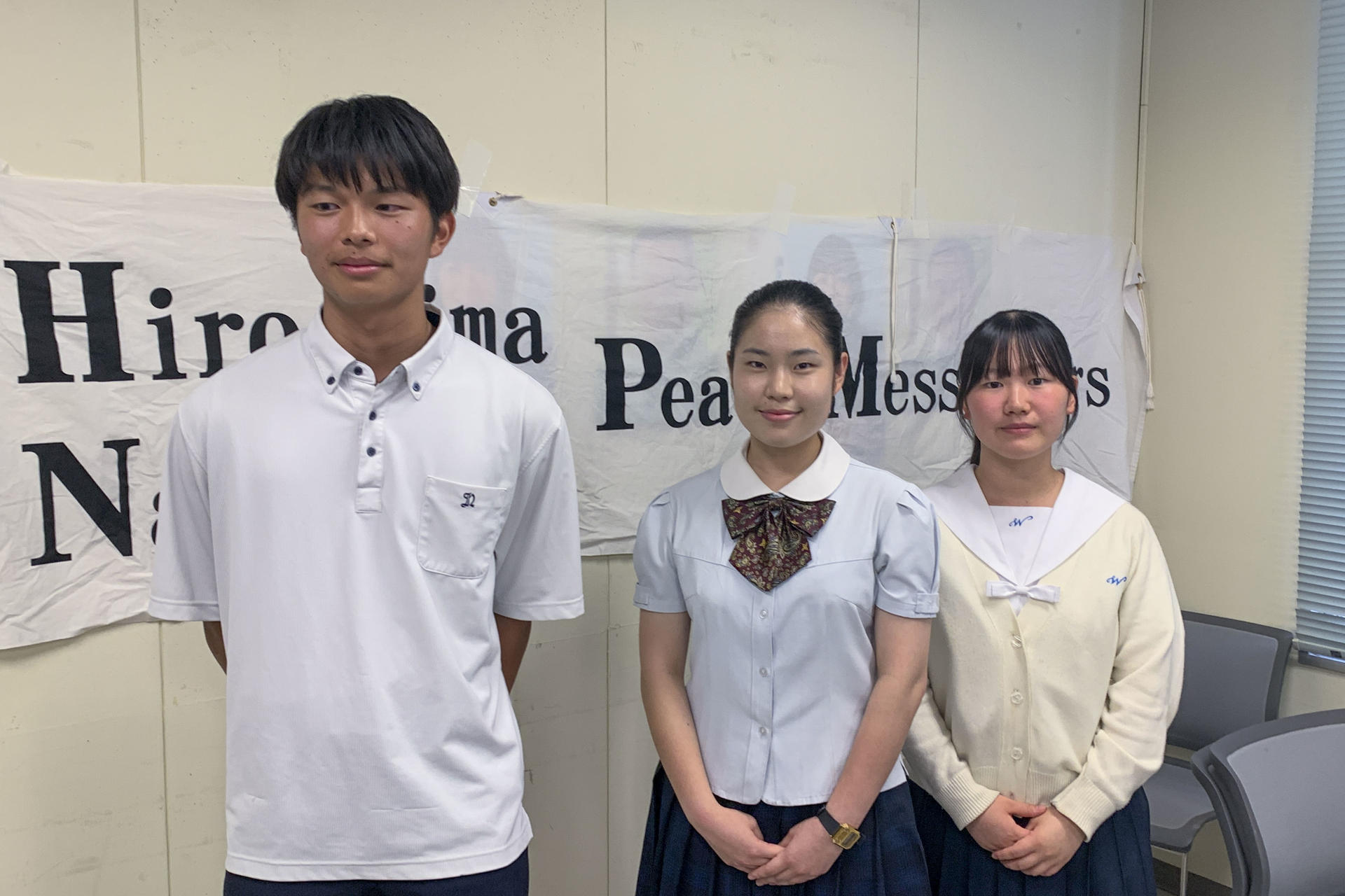Los alumnos de secundaria de Nagasaki Ye Seoji, Yuka Ohara y Kenji Takada, participantes en la iniciativa "Mensajeros por la paz", dirigida a preservar y a difundir por el mundo el testimonio de los supervivientes a la bomba atómica, y que ha llegado a recoger más de 2,5 millones de firmas por la abolición de las armas nucleares. Estudiantes de instituto de Hiroshima y Nagasaki participan cada año en la iniciativa "Mensajeros por la paz", dirigida a preservar y a difundir por el mundo el testimonio de los supervivientes a la bomba atómica, y que ha llegado a recoger más de 2,5 millones de firmas por la abolición de las armas nucleares. 
EFE/ Antonio Hermosín Gandul