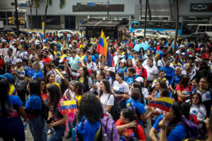 Personas participan en una manifestación de apoyo al presidente de Venezuela, Nicolás Maduro, este martes, en Caracas (Venezuela). EFE/ Miguel Gutiérrez