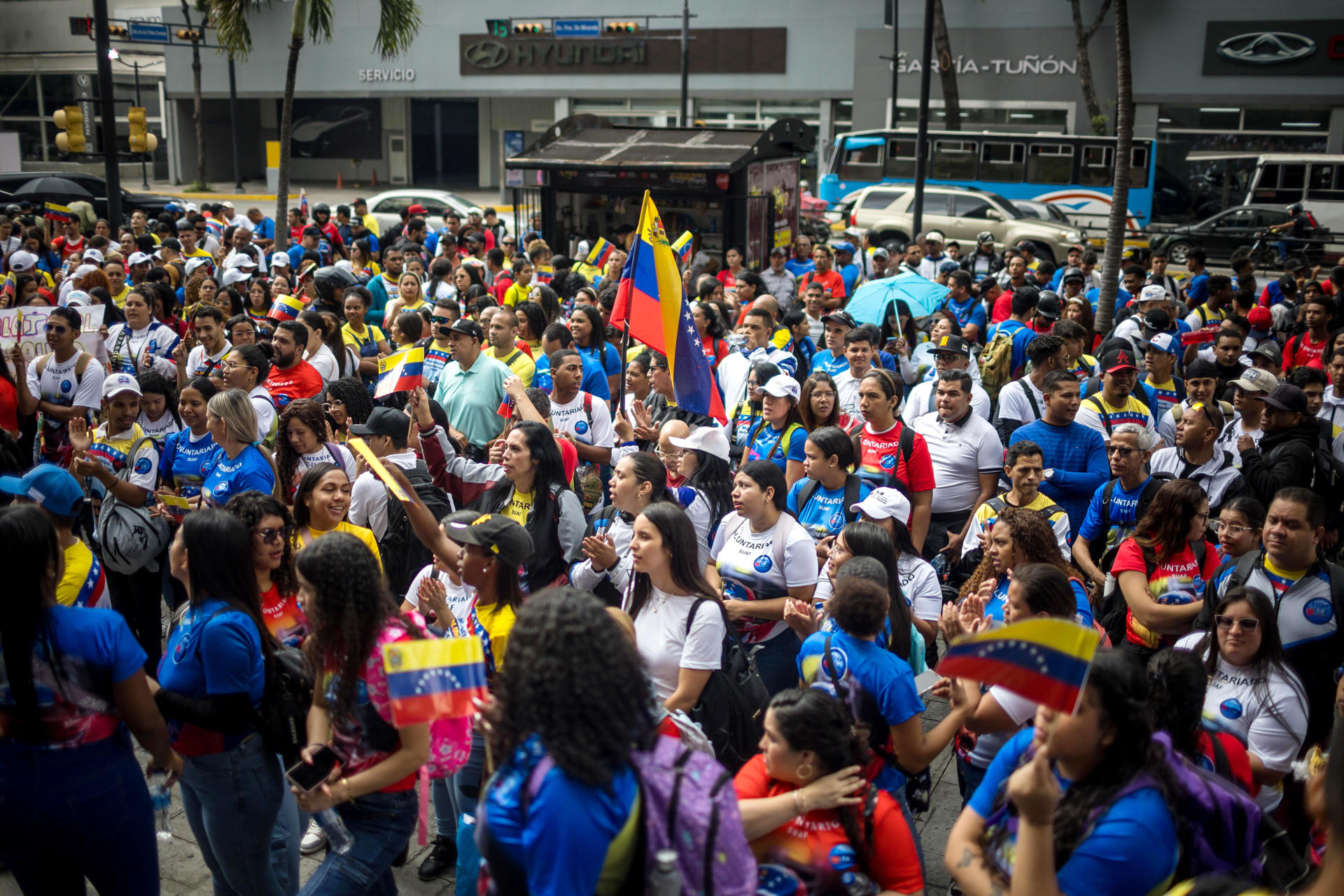 Personas participan en una manifestación de apoyo al presidente de Venezuela, Nicolás Maduro, este martes, en Caracas (Venezuela). EFE/ Miguel Gutiérrez