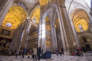 Imagen de archivo de una vista general del interior de la catedral de Sevilla. EFE/Raúl Caro