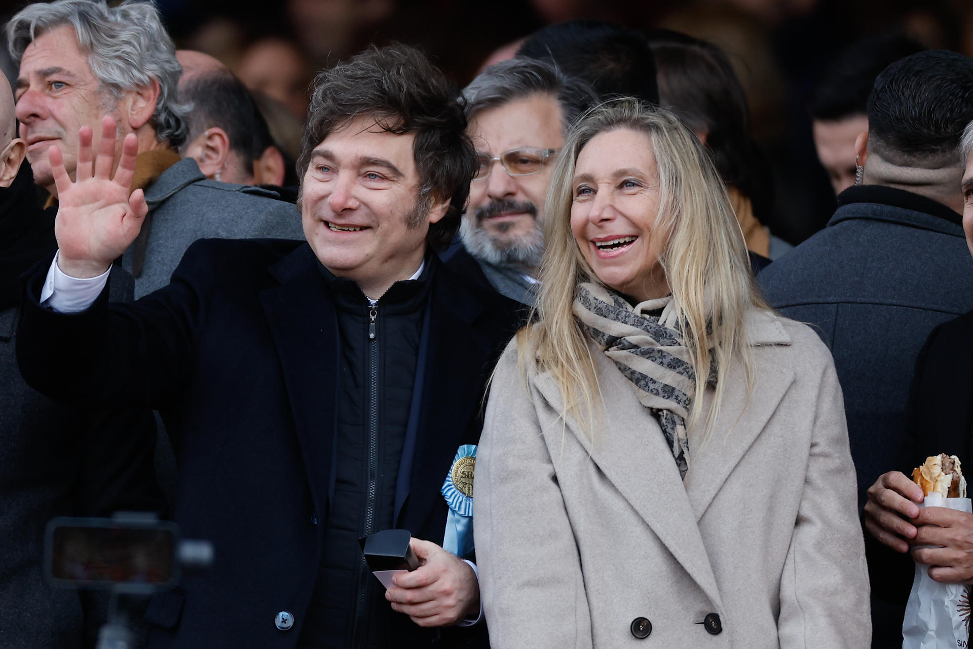 Fotografía de archivo del 26 de julio de 2025 del presidente de Argentina, Javier Milei, junto a la secretaria general de la presidencia, Karina Milei, también su hermana, saludando en Buenos Aires (Argentina). EFE/ Juan Ignacio Roncoroni