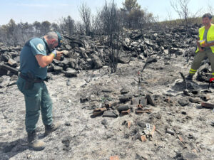 El "efecto lupa" por las condiciones meteorológicas existentes originaron la combustión de inicio del incendio forestal de Puercas (Zamora), que comenzó en una parcela particular del entorno utilizada como depósito irregular de residuos, según ha informado la Guardia Civil de Zamora. EFE/ Guardia Civil SOLO USO EDITORIAL SOLO DISPONIBLE PARA ILUSTRAR LA NOTICIA QUE ACOMPAÑA (CRÉDITO OBLIGATORIO)