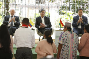 El presidente de Colombia, Gustavo Petro (c), el presidente de Brasil, Luiz Inácio Lula da Silva (i), y el presidente de Bolivia, Luis Arce, asisten a la V Cumbre de Países Amazónicos este viernes, en Bogotá (Colombia). EFE/ Mauricio Dueñas Castañeda
