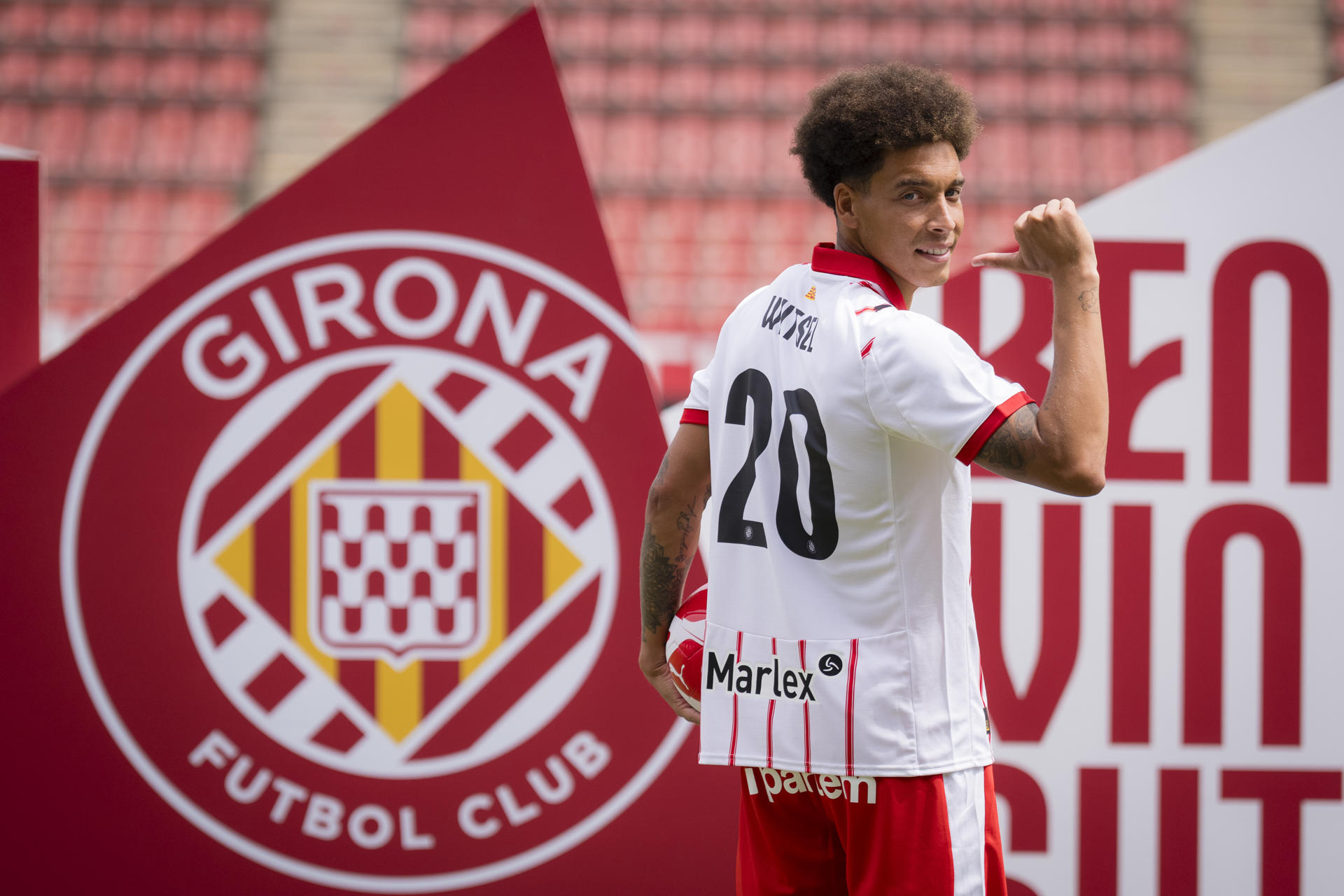 El centrocampista Axel Witsel, que este martes ha sido presentado como nuevo jugador del Girona. EFE/David Borrat