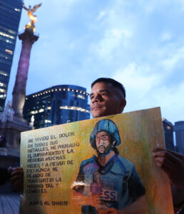 Una persona sostiene un cartel con la imagen del reportero Anas Al Sharif durante la vigilia por el asesinato de seis periodistas en la Franja de Gaza, este martes, en el monumento del Angel de la Independencia en Ciudad de México (México). EFE/ Mario Guzmán
