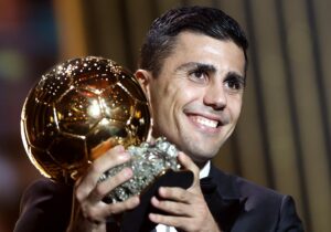 El centrocampista español del Manchester City, Rodri Hernández, con el galardón del Balón de Oro, en una foto de archivo. EFE/EPA/MOHAMMED BADRA
