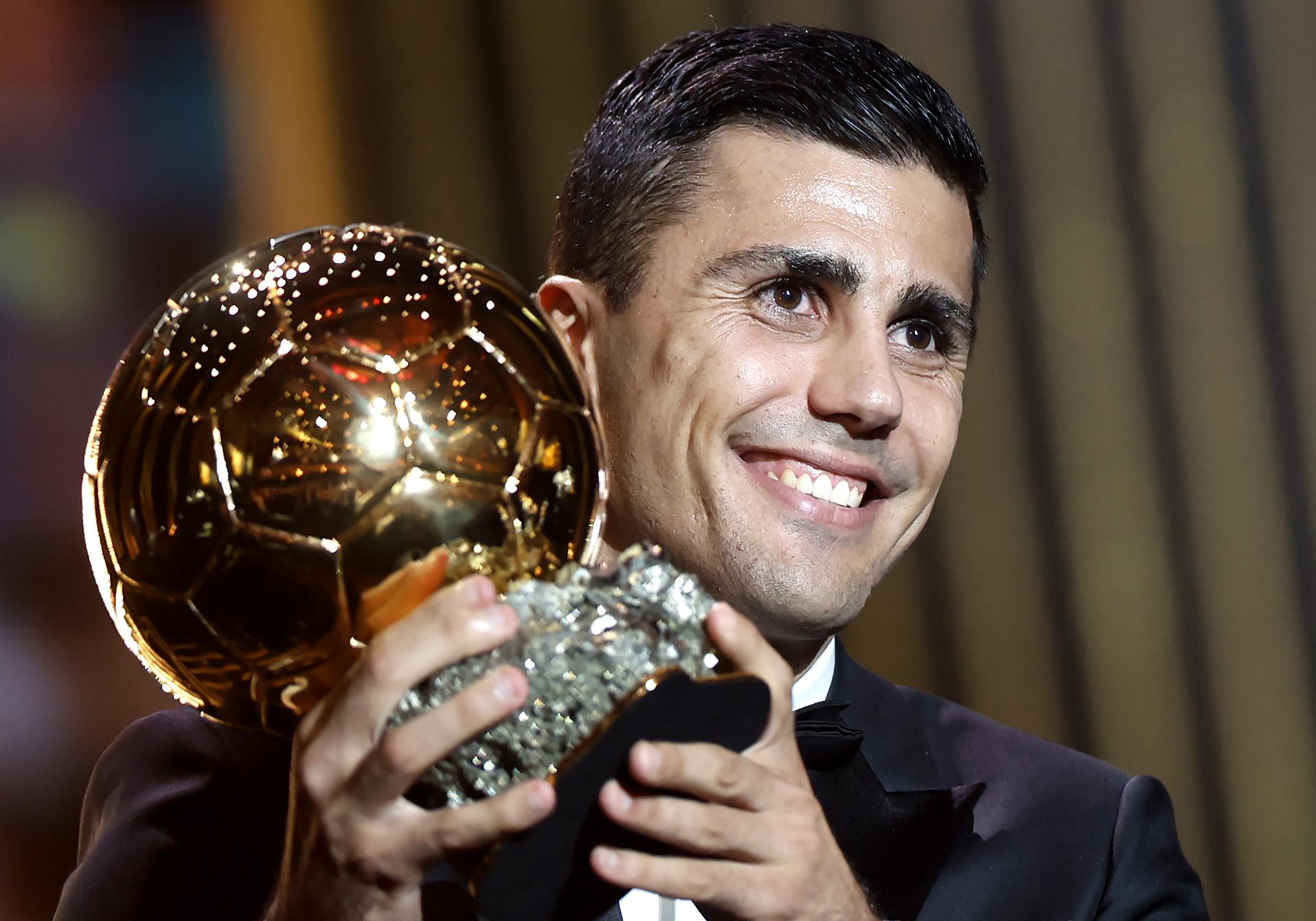 El centrocampista español del Manchester City, Rodri Hernández, con el galardón del Balón de Oro, en una foto de archivo. EFE/EPA/MOHAMMED BADRA