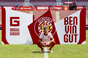 El central brasileño Vitor Reis durante su presentación en el Estadio de Montilivi como nuevo jugador del Girona FC, cedido por el Manchester City. EFE/Siu Wu