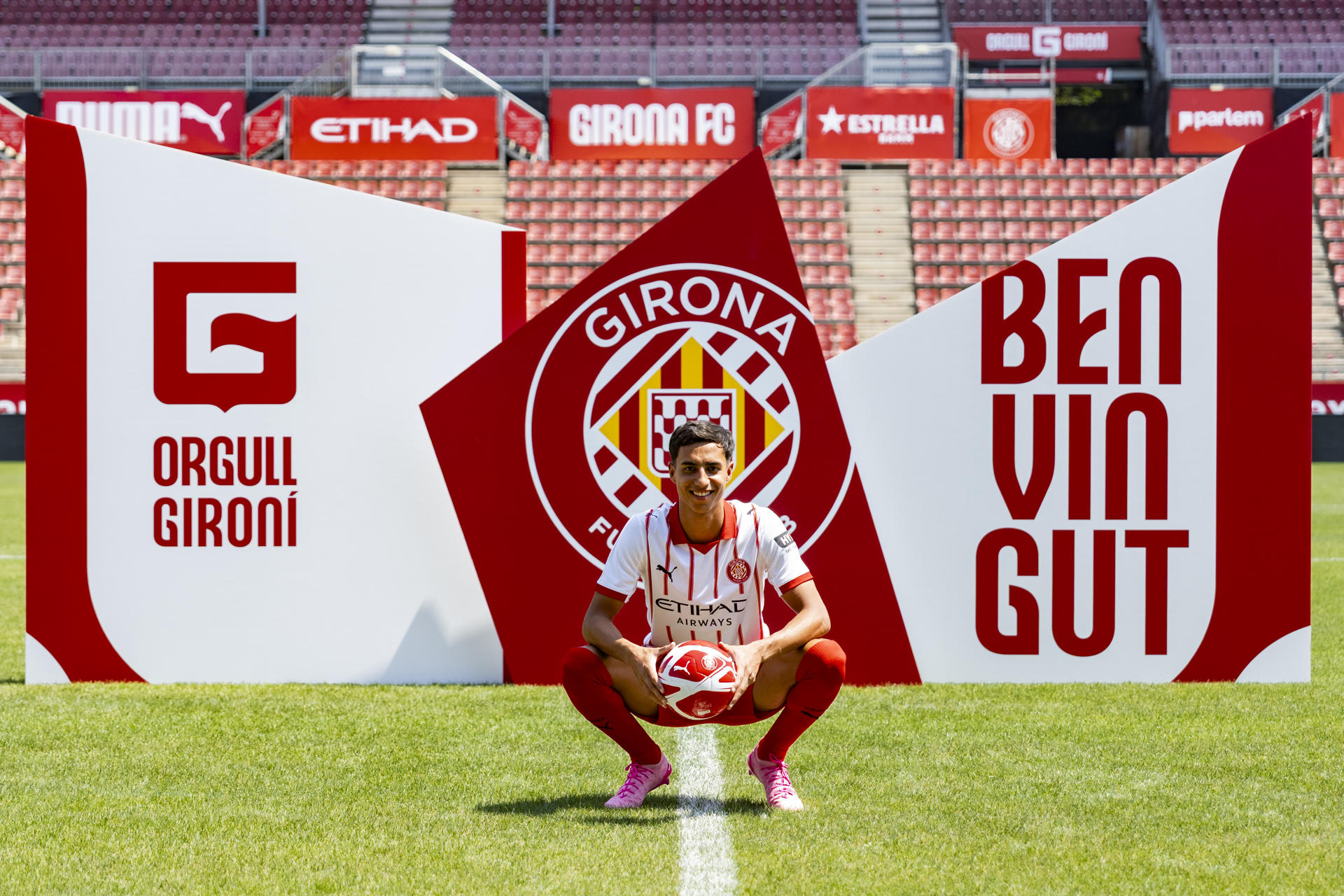 El central brasileño Vitor Reis durante su presentación en el Estadio de Montilivi como nuevo jugador del Girona FC, cedido por el Manchester City. EFE/Siu Wu