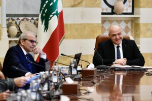 El presidente libanés, Joseph Aoun (der.), y el primer ministro, Nawaf Salam (izq.), asisten a una sesión del gabinete en el palacio presidencial en Baabda, al este de Beirut, Líbano, el 5 de agosto de 2025. La sesión analiza los esfuerzos encaminados a poner todas las armas del país bajo el control del ejército libanés (Líbano) EFE/EPA/WAEL HAMZEH