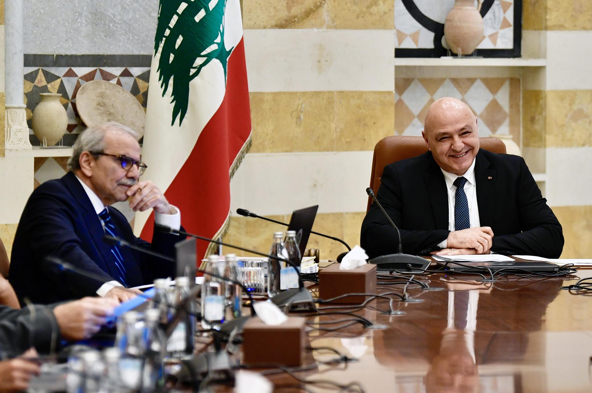 El presidente libanés, Joseph Aoun (der.), y el primer ministro, Nawaf Salam (izq.), asisten a una sesión del gabinete en el palacio presidencial en Baabda, al este de Beirut, Líbano, el 5 de agosto de 2025. La sesión analiza los esfuerzos encaminados a poner todas las armas del país bajo el control del ejército libanés (Líbano) EFE/EPA/WAEL HAMZEH