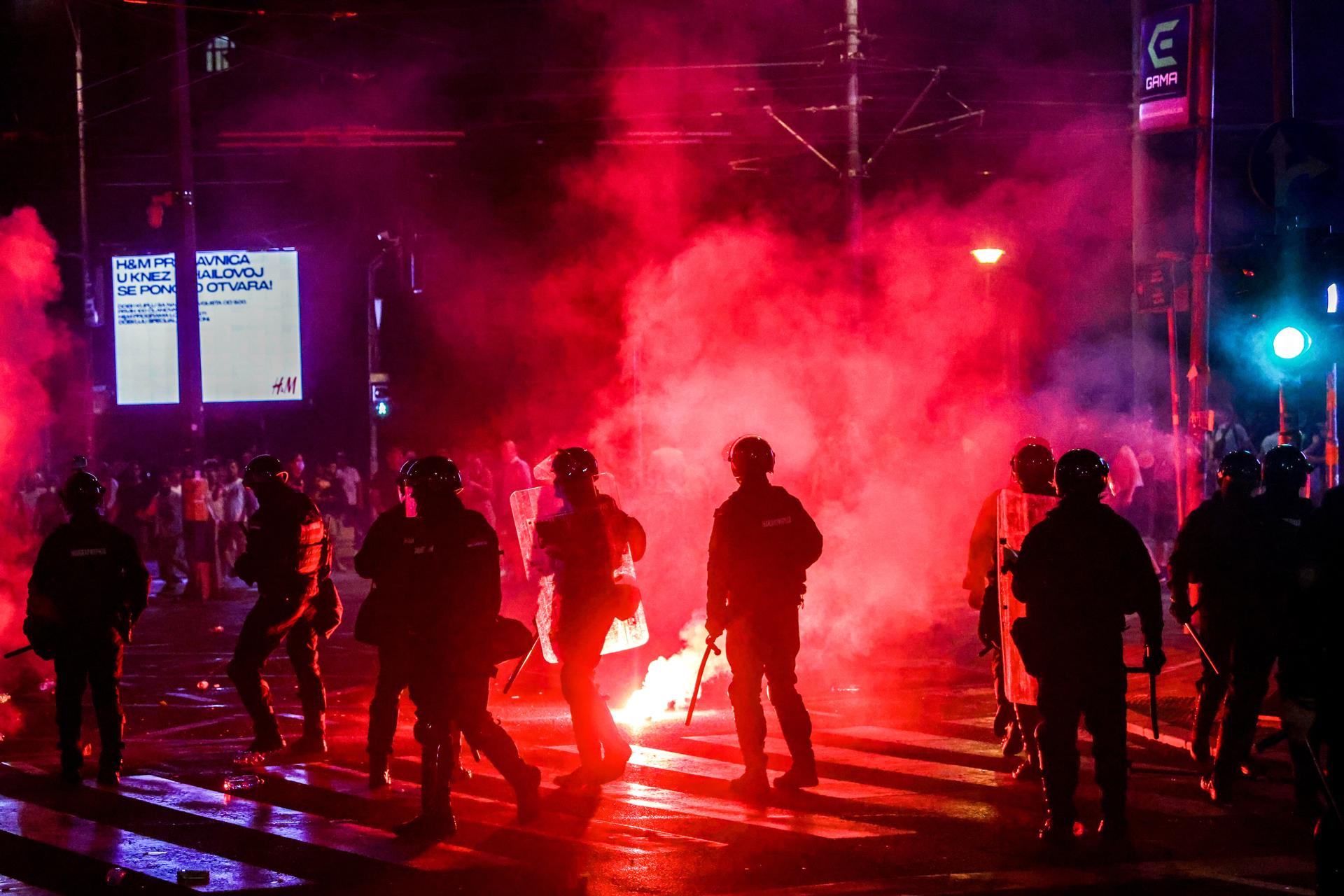 Policías serbios fueron captados este jueves, 14 de agosto, durante una nueva jornada de protestas antigubernamentales, en Belgrado (Serbia). EFE/Andrej Cukic