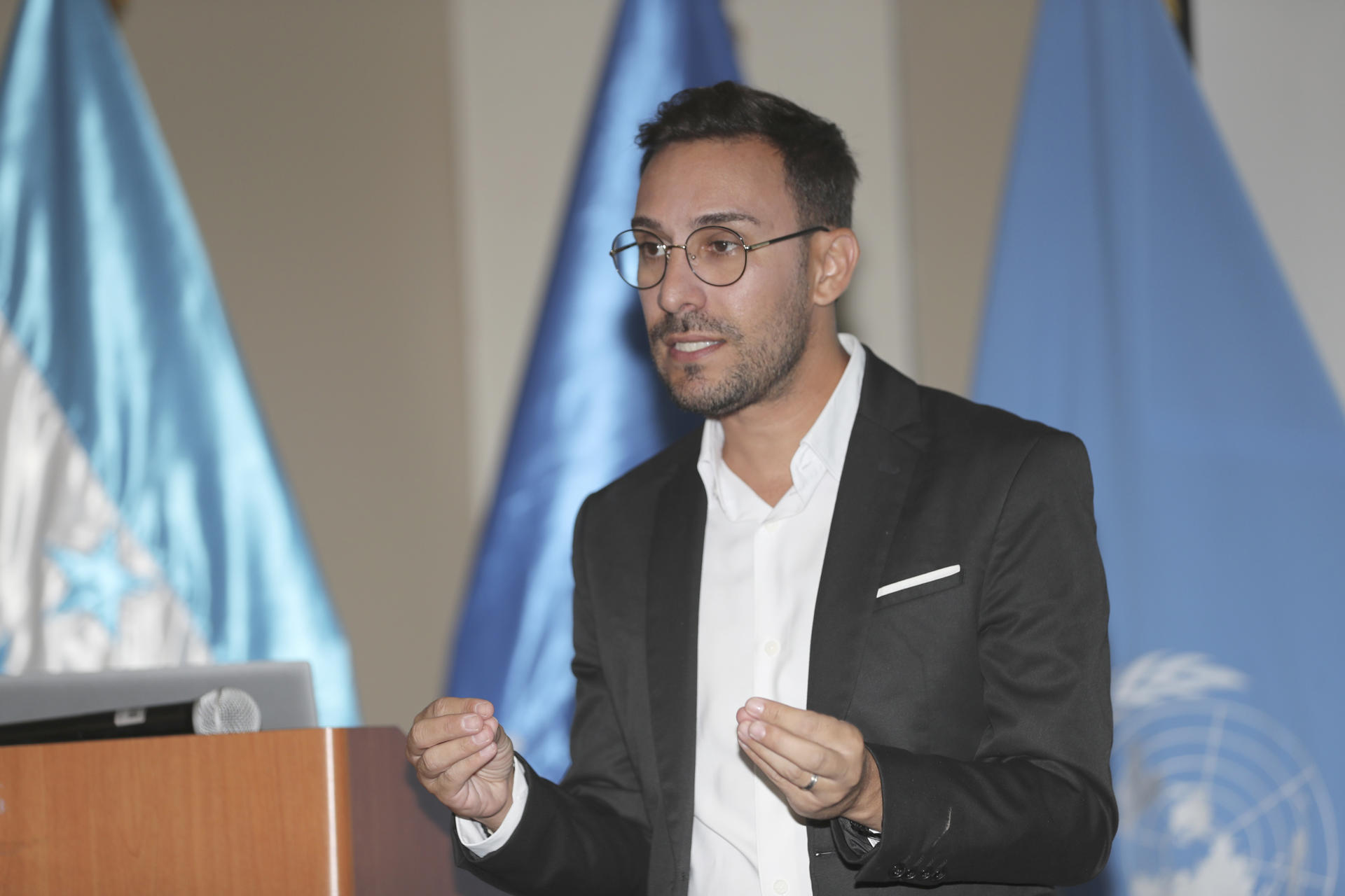 El jefe de la Unidad de Soporte a Programas de la Organización Internacional para las Migraciones (OIM), Ismael Cruceta, habla en un evento este miércoles, en Tegucigalpa (Honduras). EFE/ Gustavo Amador
