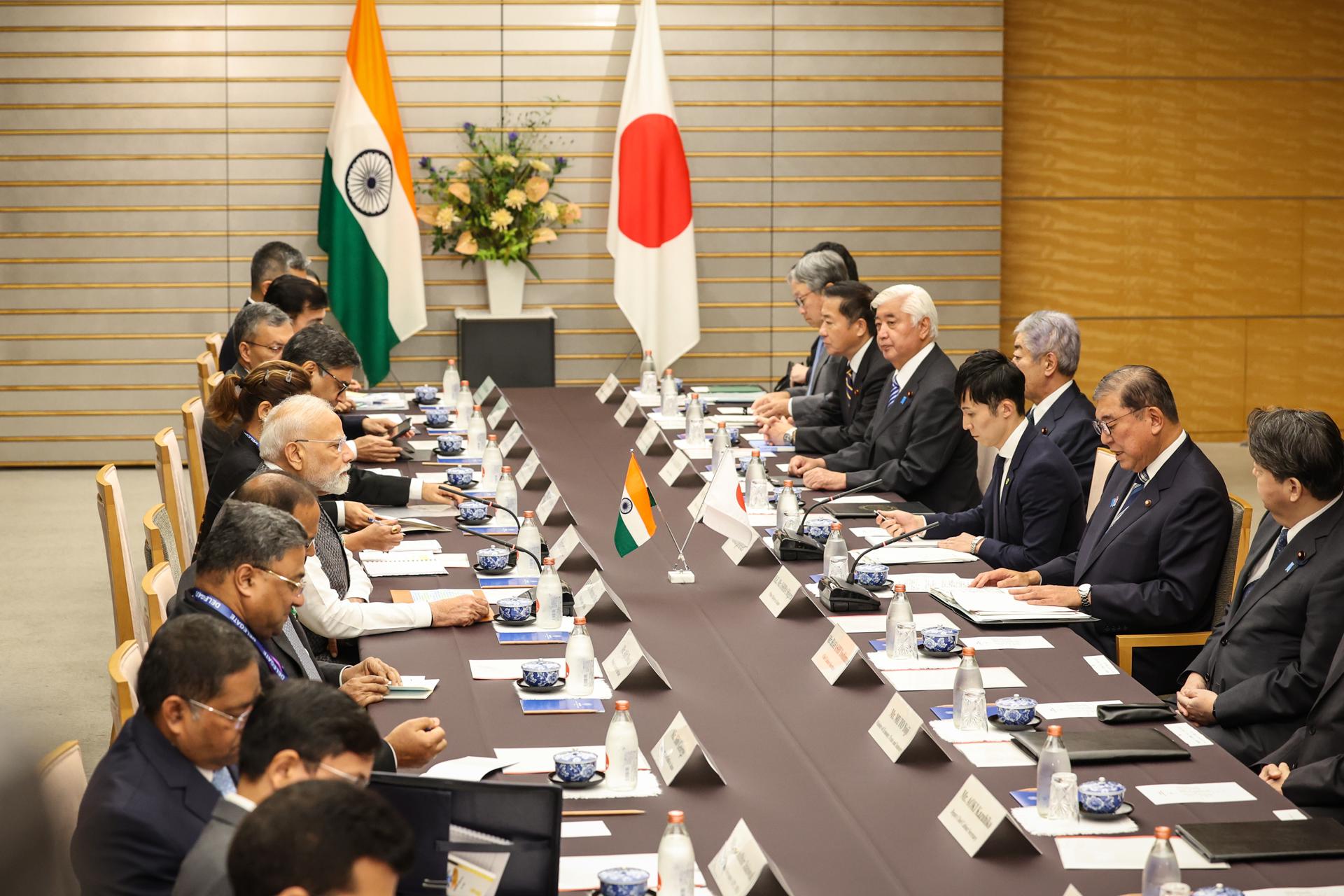 El primer ministro de Japón, Shigeru Ishiba (2-d), habla durante una reunión con el primer ministro de la India, Narendra Modi (c-i), en Tokio, Japón, el 29 de agosto de 2025. Modi se encuentra de visita diplomática en Japón. (Japón, Tokio)EFE/EPA/TAKASHI AOYAMA / POOL
