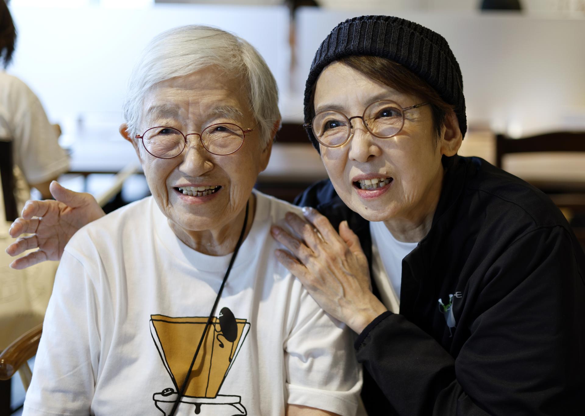Fumiko Morita y su hija Kyoko Morita durante una entrevista en Tokio, Japón, el 25 de junio de 2025 (publicada el 1 de agosto de 2025). Fumiko Morita, una 'hibakusha', el término japonés para un superviviente de la bomba atómica, tenía 16 años cuando presenció la devastación de la bomba atómica lanzada sobre Nagasaki. Después de mantener su experiencia personal en secreto durante décadas, se volvió activa en las redes sociales en los últimos años, concienciando sobre el peligro de las armas nucleares. EFE/EPA/FRANCK ROBICHON
