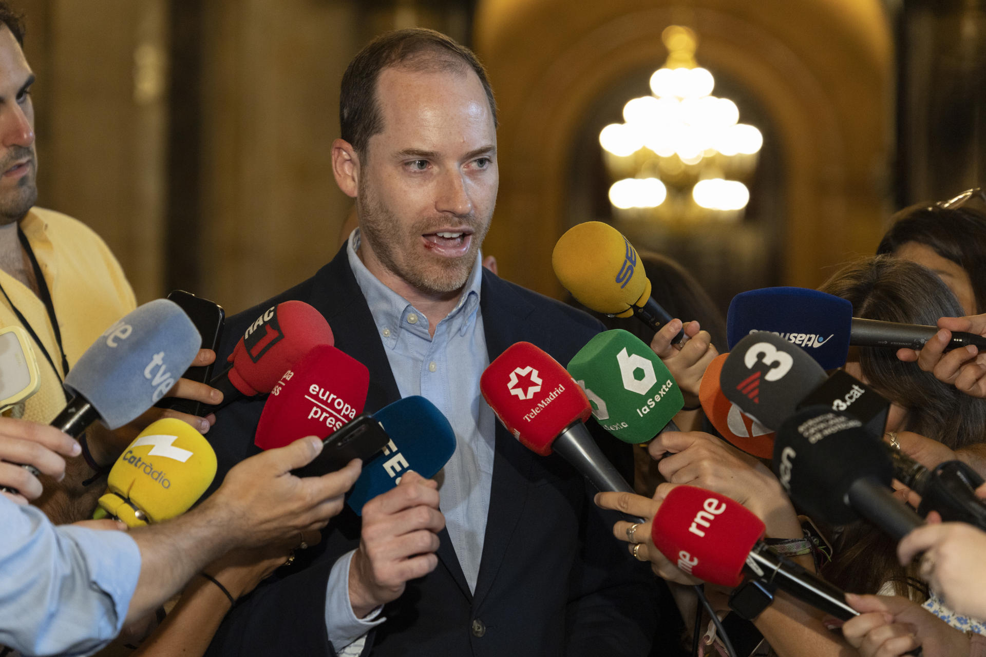 El portavoz del PP en el Parlament, Juan Fernández, durante el contacto informativo ofrecido este mediodía en el Parlamento catalán para valorar y hacer balance del primer año de Salvador Illa como presidente como presidente de la Generalitat de Cataluña. EFE/Marta Pérez
