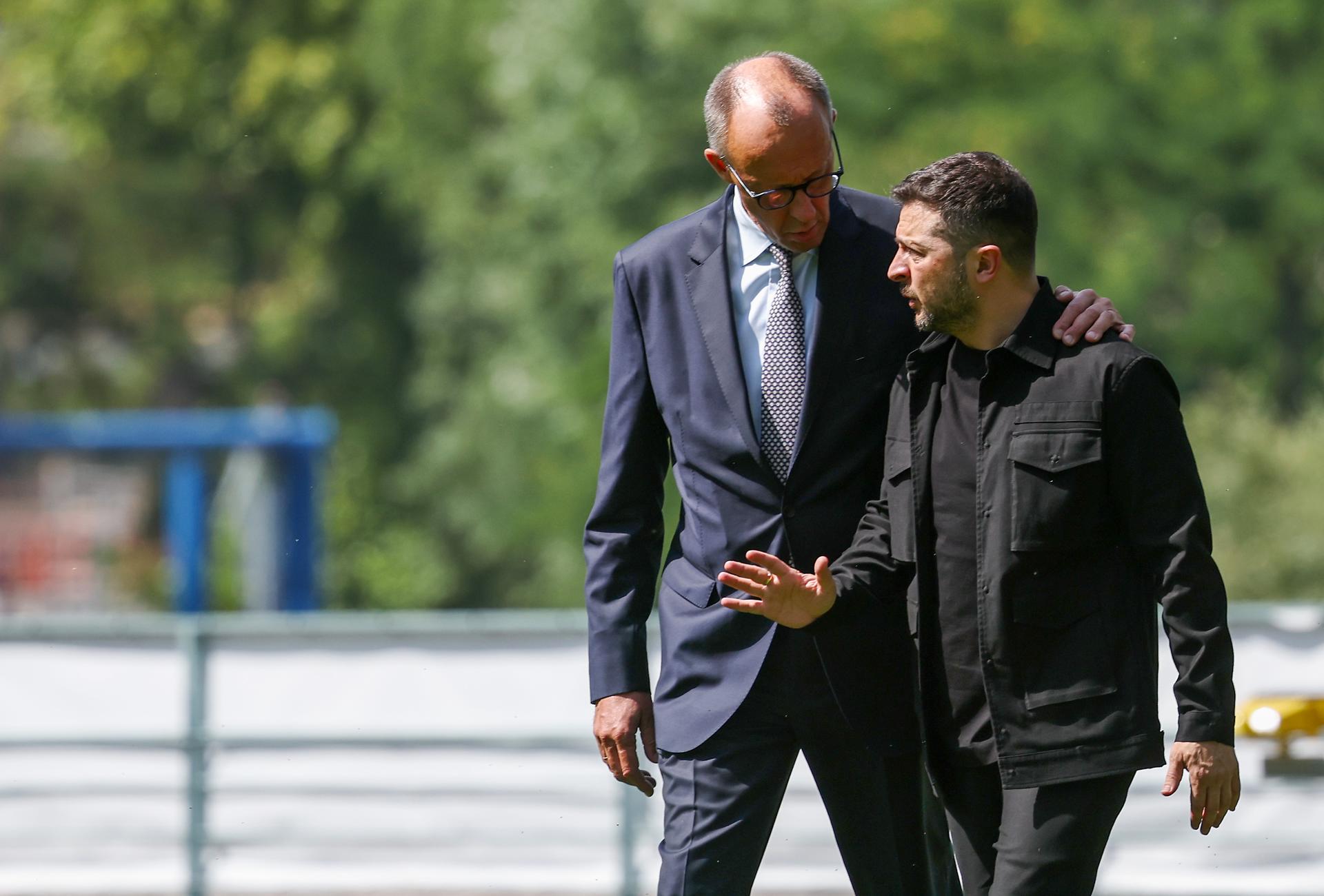 El canciller alemán Friedrich Merz (I) recibe al presidente ucraniano Volodymyr Zelensky (D) frente a la Cancillería en Berlín, Alemania, 13 de agosto de 2025. (Alemania, Ucrania) EFE/EPA/FILIP SINGER / POOL