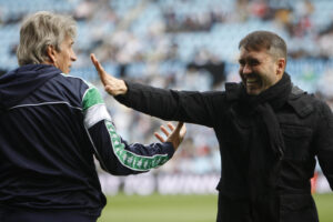 Fotografía de Salvador Sas, en la que puede verse en una imagen de archivo del 20 de marzo de 2022 al chileno Manuel Pellegrini (i) y al argentino Eduardo Coudet (d), saludándose antes de un partido. EFE