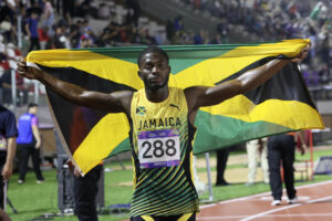 Jasauna Dennis, de Jamaica, ganó la medalla de oro en los 400 metros planos del atletismo, en los II Juegos Panamericanos Junior, en Luque (Paraguay). EFE/Rodrigo Sepúlveda