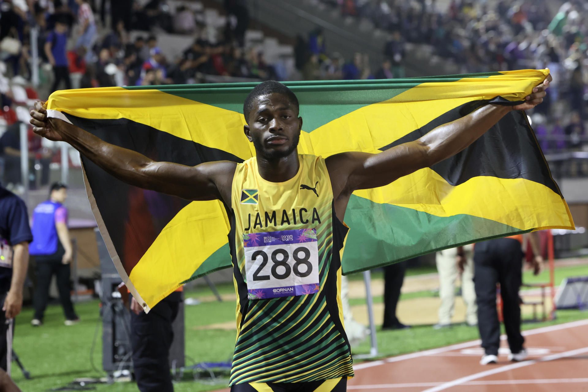 Jasauna Dennis, de Jamaica, ganó la medalla de oro en los 400 metros planos del atletismo, en los II Juegos Panamericanos Junior, en Luque (Paraguay). EFE/Rodrigo Sepúlveda