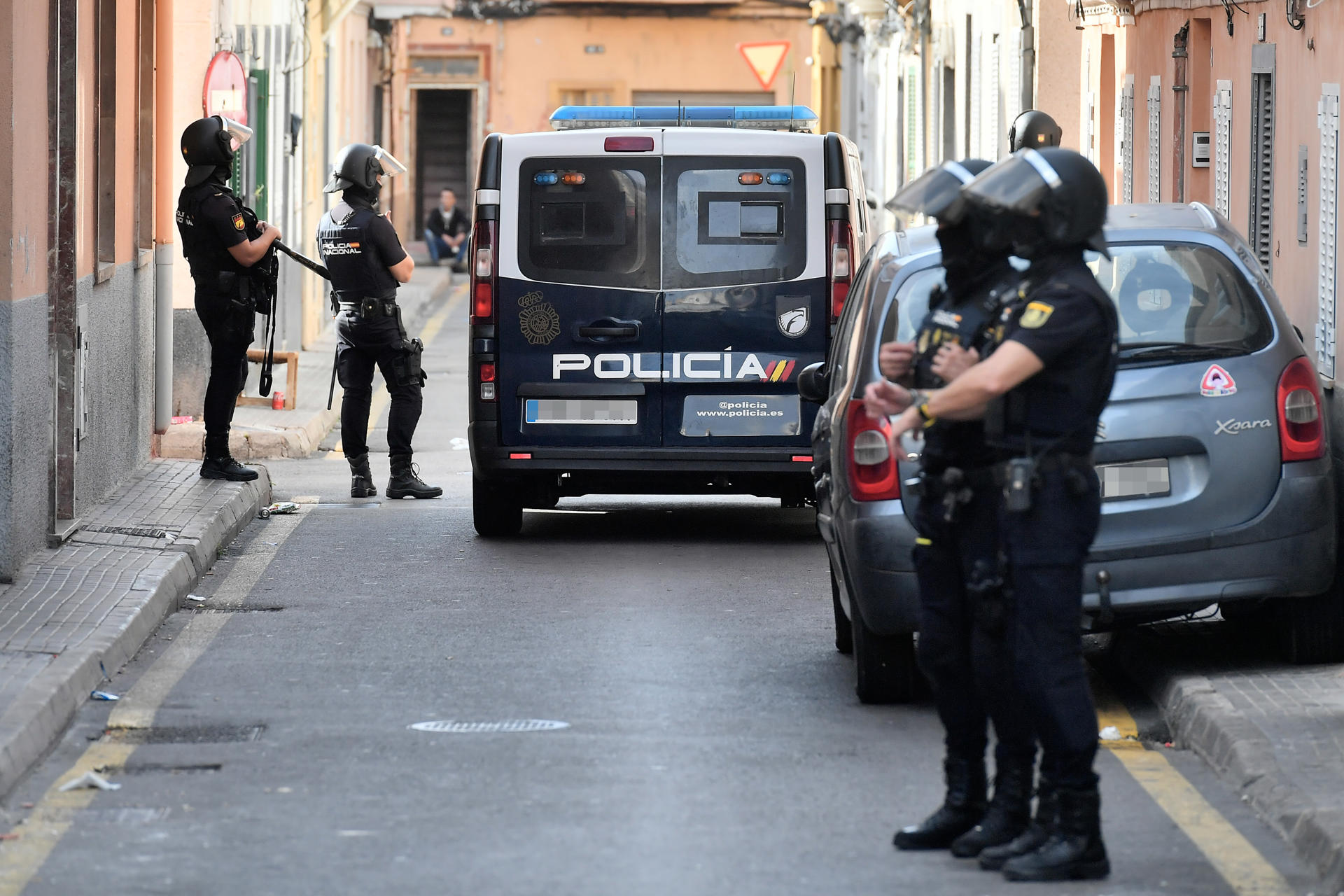 Imagen de archivo de unidades de la Policía Nacional durante un operativo en Palma de Mallorca. EFE/Miquel Borràs