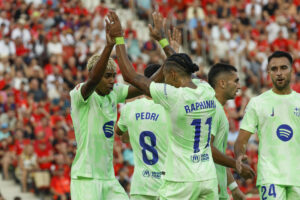 El delantero brasileño del FC Barcelona Raphinha celebra su gol durante el partido de la primera jornada de LaLiga que RCD Mallorca y FC Barcelona disputan en el estadio de Son Moix. EFE/ Cati Cladera