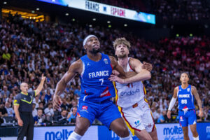 El ala-pívot español Juancho Hernangómez (d) pugna un rebote con el ala-pívot francés Guerschon Yabusele (i) durante el encuentro amistoso entre Francia y España celebrado en París. EFE/ Alberto Nevado