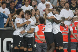 Los jugadores del Valencia celebran su primer gol durante el partido de la tercera jornada de LaLiga que Valencia CF y Getafe CF disputan este viernes en el estadio de Mestalla. EFE/Manuel Bruque