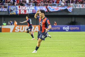 Fotografía cedida por la Asociación Paraguaya de Fútbol del jugador de Cerro Porteño Ignacio Aliseda, celebrando un gol durante un partido del Torneo Clausura de la primera división de Paraguay entre los equipos Cerro Porteño y Olimpia, en el estadio Antonio Aranda Encina, en Ciudad del Este (Paraguay). EFE/ Asociación Paraguaya De Fútbol /SOLO USO EDITORIAL/ NO VENTAS/ SOLO DISPONIBLE PARA ILUSTRAR LA NOTICIA QUE ACOMPAÑA (CRÉDITO OBLIGATORIO)