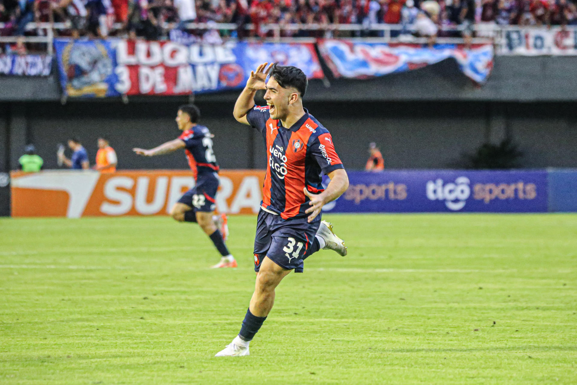 Fotografía cedida por la Asociación Paraguaya de Fútbol del jugador de Cerro Porteño Ignacio Aliseda, celebrando un gol durante un partido del Torneo Clausura de la primera división de Paraguay entre los equipos Cerro Porteño y Olimpia, en el estadio Antonio Aranda Encina, en Ciudad del Este (Paraguay). EFE/ Asociación Paraguaya De Fútbol /SOLO USO EDITORIAL/ NO VENTAS/ SOLO DISPONIBLE PARA ILUSTRAR LA NOTICIA QUE ACOMPAÑA (CRÉDITO OBLIGATORIO)