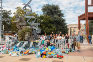 La estatua 'La Carga del Pensador', creada por el artista y activista ambiental canadiense Benjamin Von Wong e inspirada en el Pensador de Rodin, rodeada de residuos plásticos, se yergue desde este viernes ante la sede europea de la ONU en Ginebra. EFE/Benjamin Von Wong // SOLO USO EDITORIAL/SOLO DISPONIBLE PARA ILUSTRAR LA NOTICIA QUE ACOMPAÑA (CRÉDITO OBLIGATORIO)