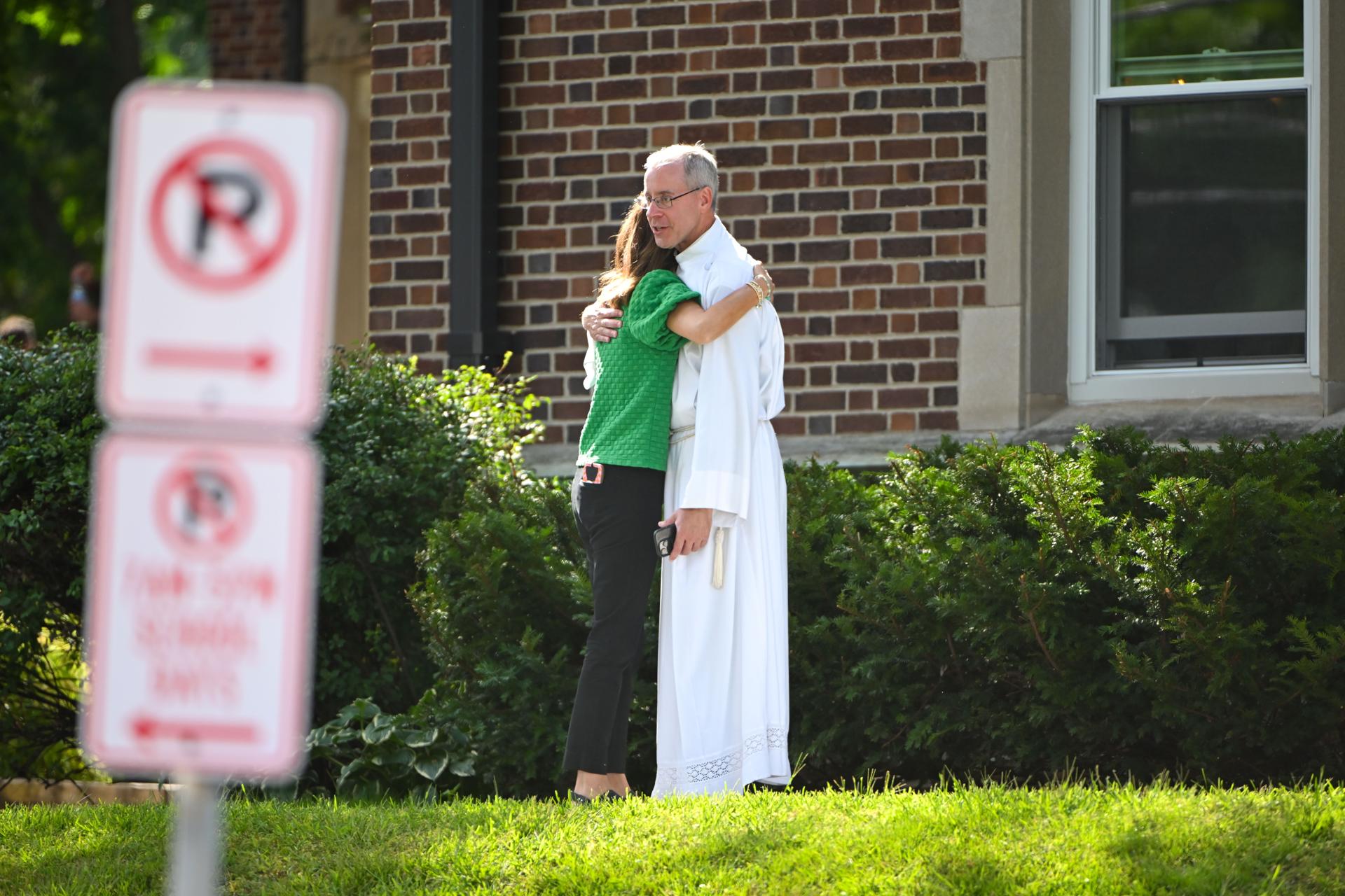 Fotografía de la escuela católica de la Anunciación, en Minneapolis, tras el ataque que dejó dos niños muertos y 17 personas heridas. EFE/Craig Lassig