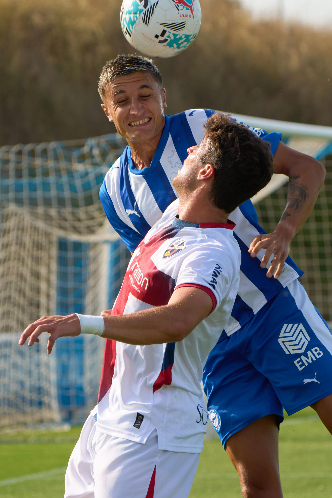 Javi Mier (delante), del Huesca, lucha por un balón alto con Nahuel Tenaglia, del Alavés, durante el partido amistoso que Deportivo Alavés y Huesca C.F. disputan este miércoles en Vitoria. EFE/ ADRIÁN RUIZ HIERRO