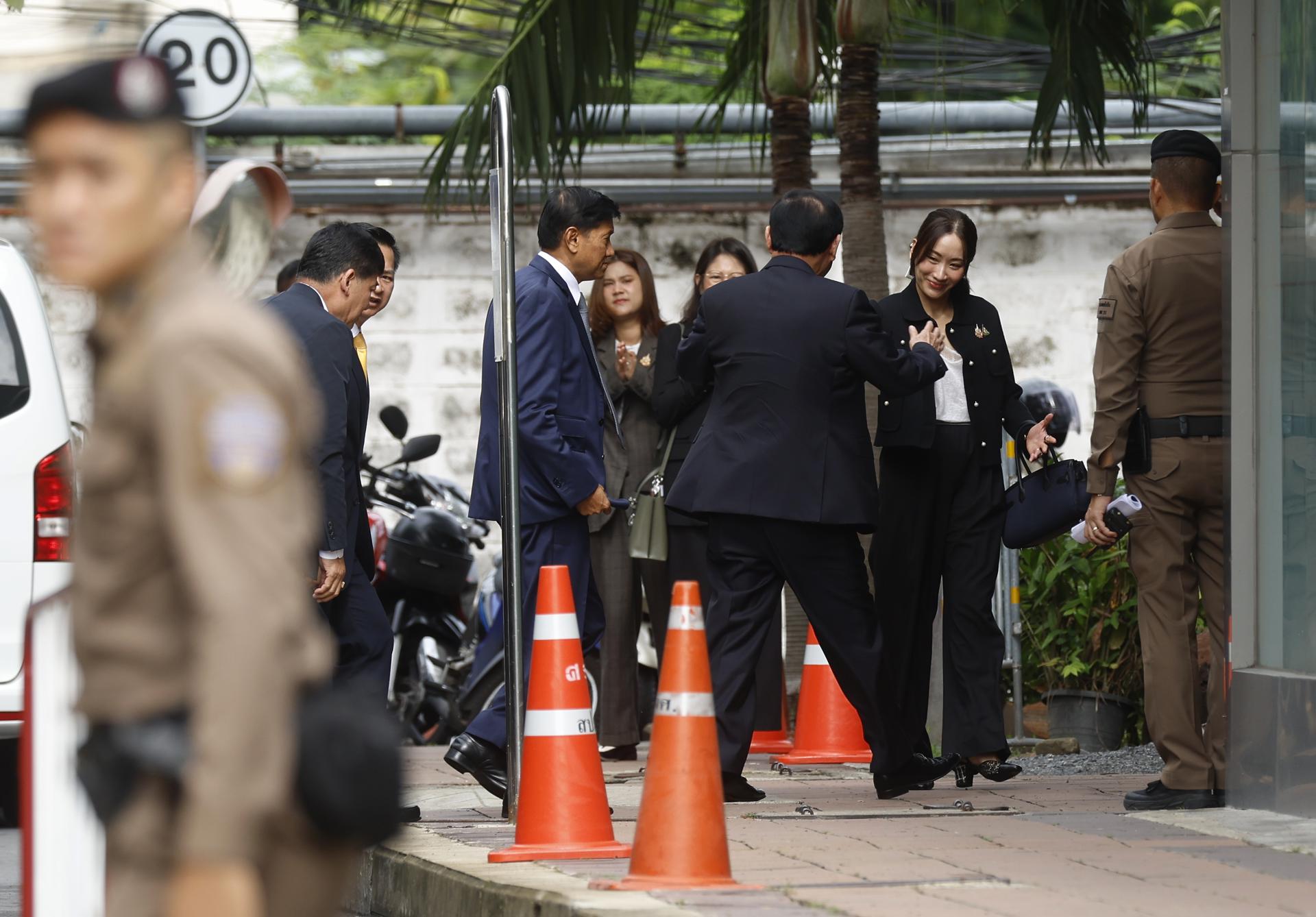 BANGKOK (Thailand), 22/08/2025.- El influyente ex primer ministro de Tailandia Thaksin Shinawatra fotografiado de espalda a las afueras del tribunal de Bangkok que le absolvió hoy de un caso de lesa majestad. (Tailandia) EFE/EPA/NARONG SANGNAK