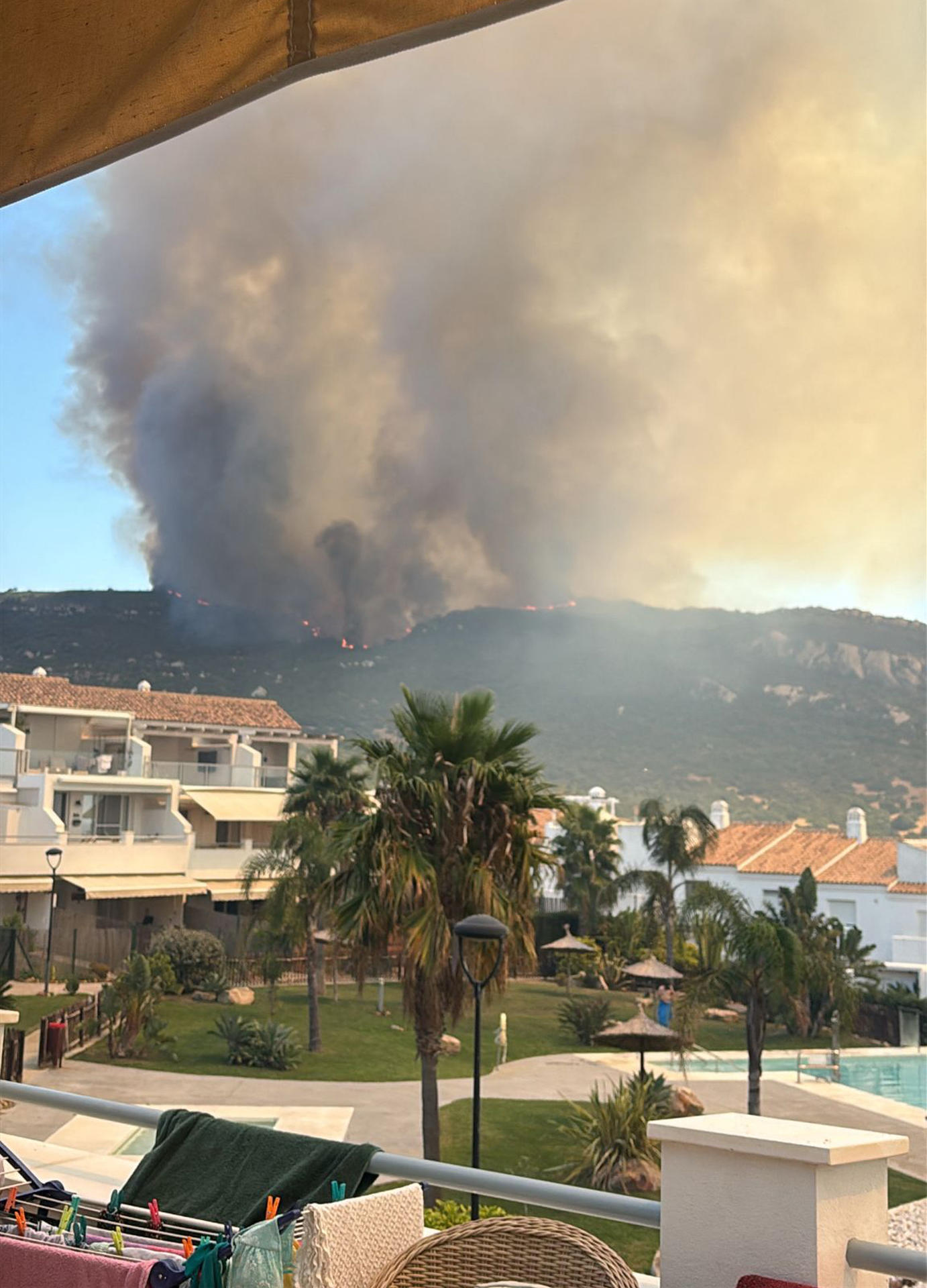 El dispositivo del Plan Infoca para la prevención y extinción de incendios de la Junta de Andalucía está procediendo al desalojo preventivo de viviendas y vehículos situados en la zona de playa de Atlanterra ante el peligroso avance de las llamas en el incendio forestal declarado en Tarifa (Cádiz).EFE/Ricardo Fernández
