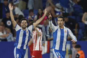 El delantero del Espanyol Pere Milla (d) celebra su gol, segundo de los periquitos, durante el partido de la primera jornada de LaLiga que RDC Espanyol y Atlético de Madrid jugaron en el RCDE Stadium. EFE/Toni Albir