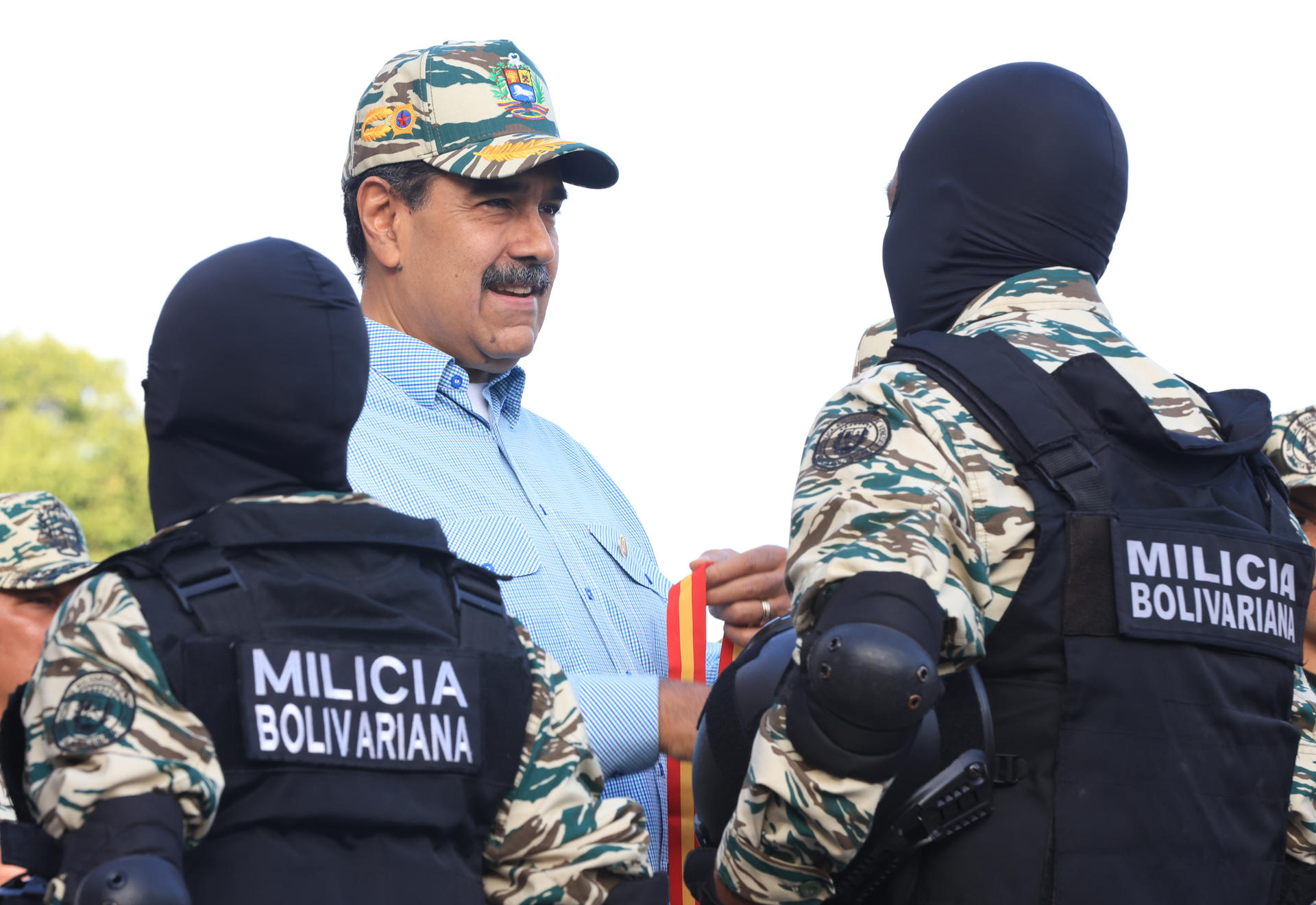 Fotografía cedida por prensa del Palacio de Miraflores del presidente de Venezuela, Nicolás Maduro (c), saludando a miembros de la Milicia Bolivariana este jueves, en Caracas (Venezuela). EFE/ Palacio de Miraflores

