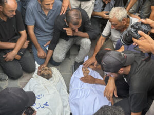 Funeral este lunes en Gaza por periodistas asesinados este domingo por la noche en un ataque de precisión israelí a su tienda junto al hospital Al Shifa de la ciudad de Gaza. La oficina de información del Gobierno de Gaza elevó a seis los informadores asesinados tras la muerte de Mohamed Al Khalidi, que trabajaba para el medio palestino Sahat. EFE/Ahmad Awad