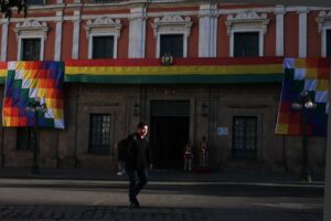 Una persona camina frente al Palacio de Gobierno adornado con banderas de Bolivia este lunes, en La Paz (Bolivia). EFE/Luis Gandarillas