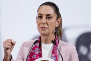 La presidenta de México Claudia Sheinbaum, participa durante una rueda de prensa este jueves, en Palacio Nacional de la Ciudad de México (México). EFE/Sáshenka Gutiérrez