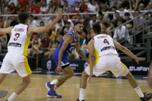 Fotografía de José Pedro Martínez, en la que puede verse en una imagen de archivo del 28 de junio de 2024 al base dominicano Chris Duarte, en un amistoso frente a la selección española. EFE