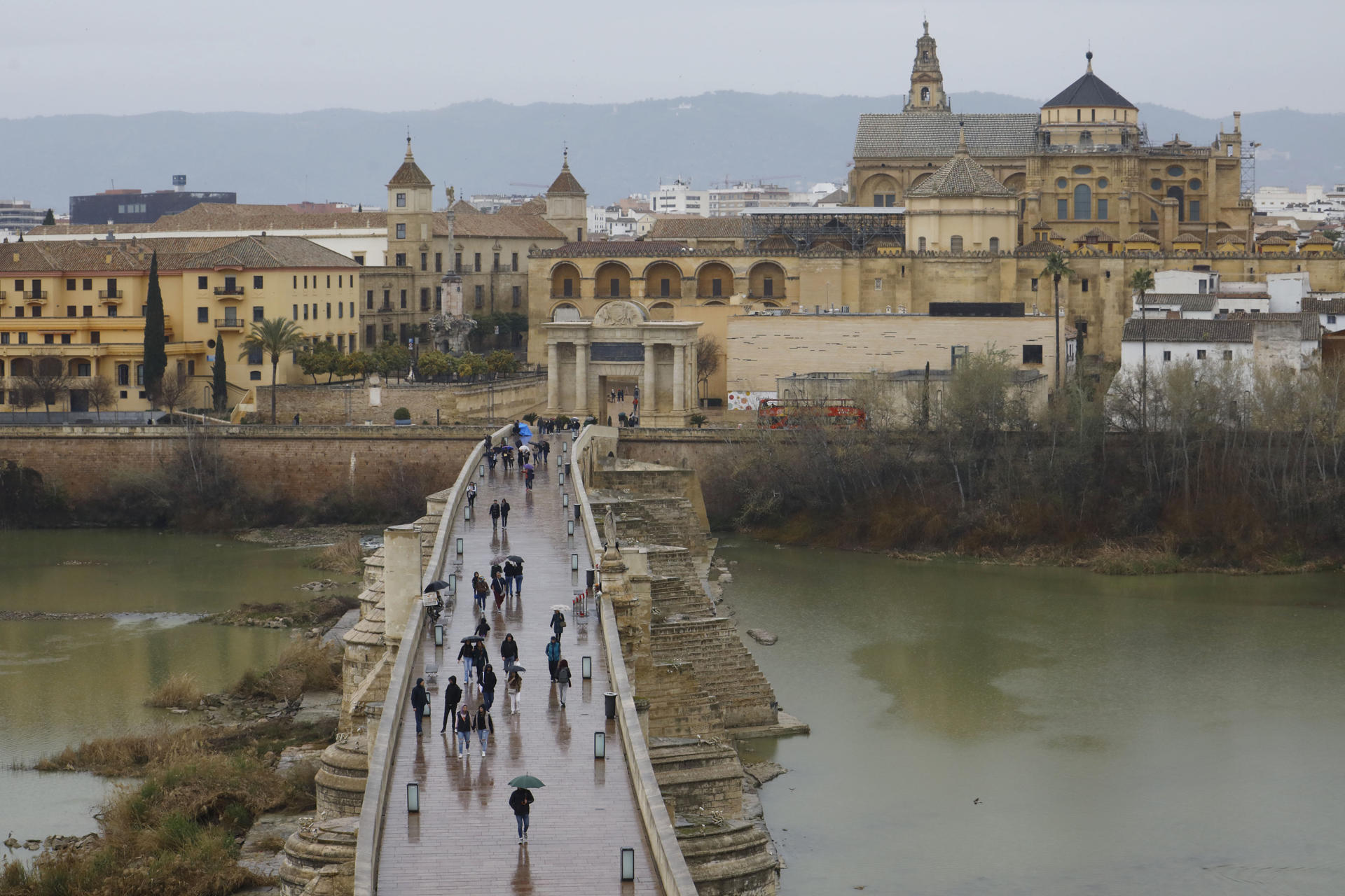El puente romano de Córdoba con la Mezquita Catedral al fondo. EFE/Salas
