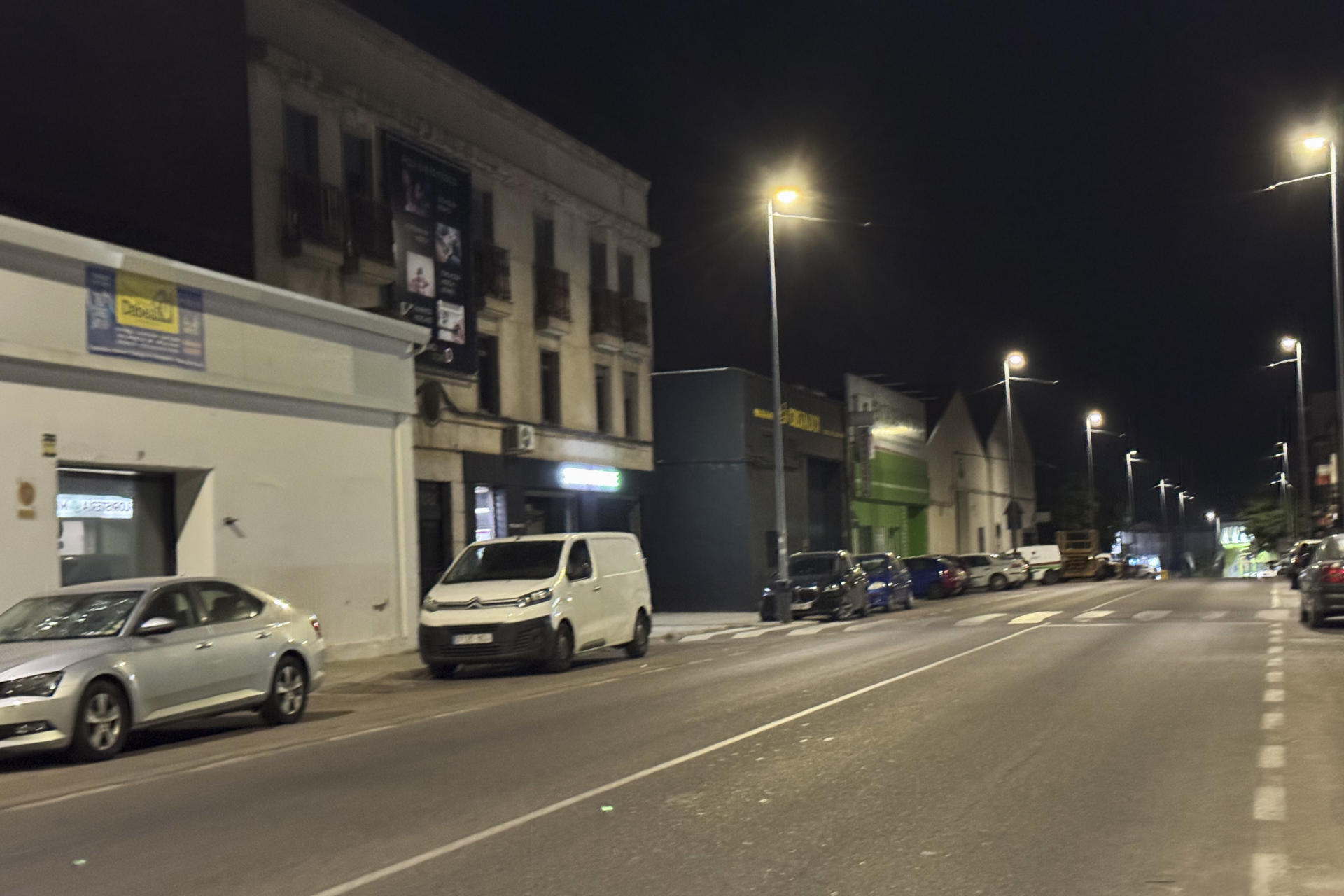 Imagen de la calle Canalejas de Don Benito (Badajoz), donde efectivos del Cuerpo Nacional de Policía han hallado esta medianoche de lunes el cadáver de una mujer, han informado a EFE fuentes de la investigación, que no descartan que se trate de un caso de violencia machista. EFE/Samuel Sánchez